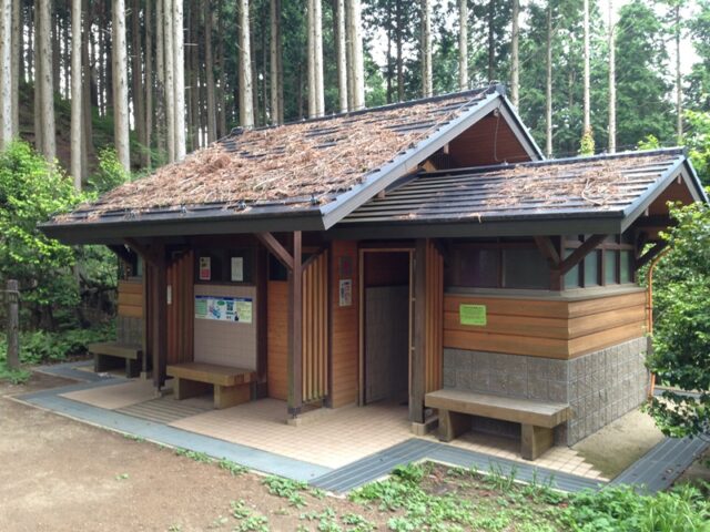 岩湧山山頂下のトイレ