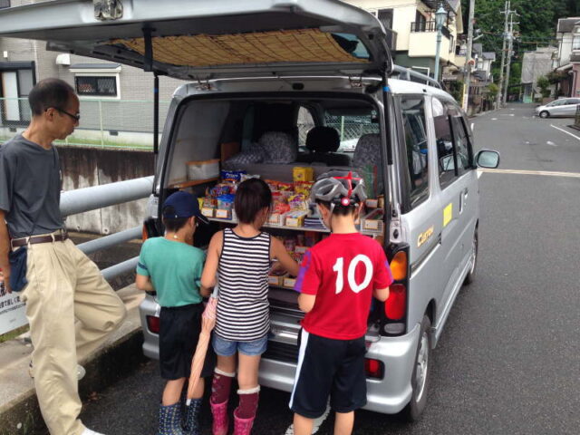 軽ワゴン車の駄菓子屋さん