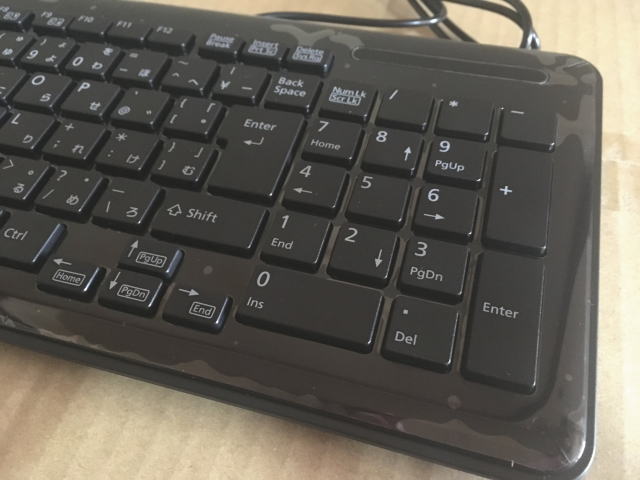 キーストロークの浅い付属キーボード