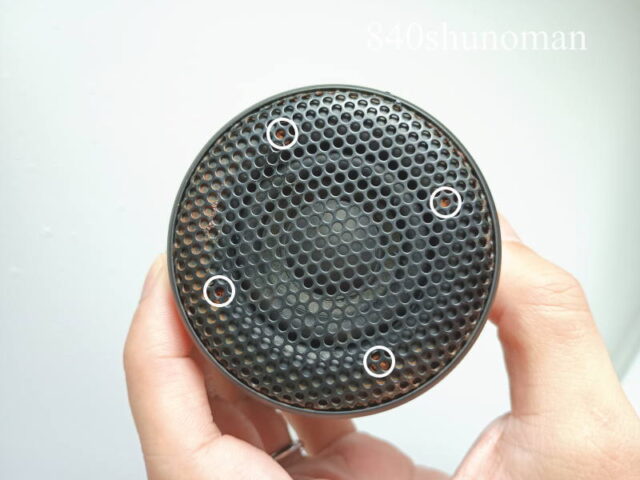 FUNLOGY・Portable Miniを浴室で使って4ヶ月。ネジの頭から出てきた錆が広がっています。