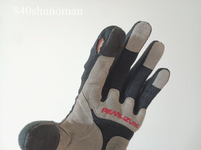 指先に穴が開いたパールイズミ「28 UV フルフィンガー グローブ」