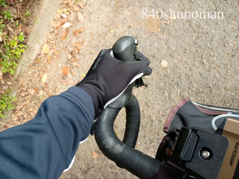 パールイズミのプレミアムサミットグローブはグリップ感が良い