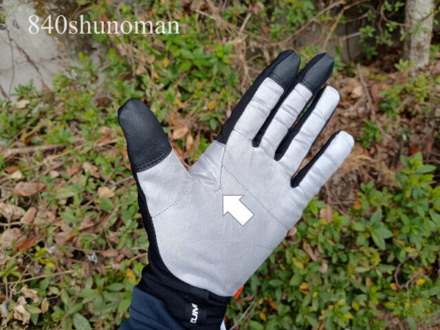 パールイズミのプレミアムサミットグローブは親指の付け根の縫い目が痛い