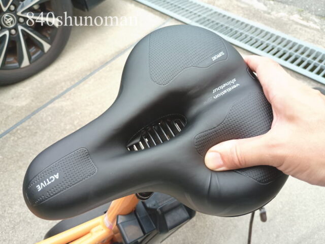 AOBAXのサドルはポリウレタンレザーでサラッとしてるけど滑りにくい